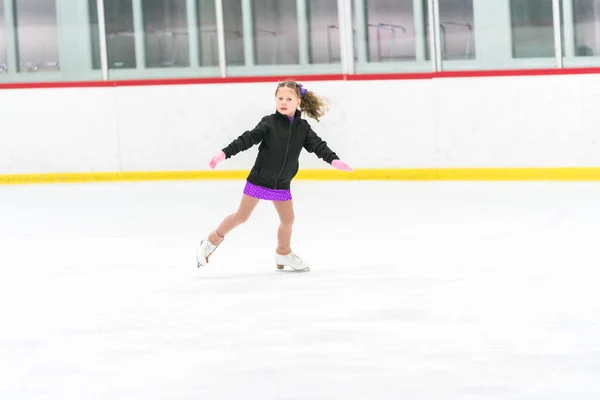 Ragazzina Che Pratica Pattinaggio Artistico Una Pista Pattinaggio Ghiaccio Coperta — Foto Stock