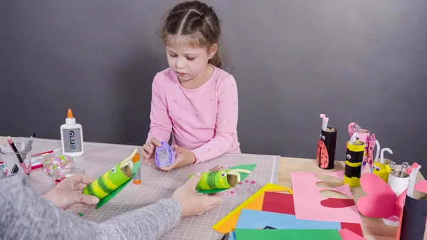 Papelaria Infantil Fazendo Insetos Papel Partir Dos Rolos Papel Higiênico — Fotografia de Stock