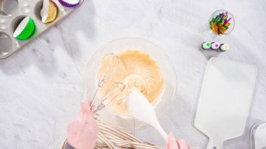 Düz yatıyordu. Adım adım. Bardakta vanilyalı kek hamuru..