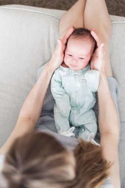 Genç bir anne ve üç haftalık kızının hayat tarzı portresi..