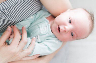 Yeni doğmuş bir bebeğin yaşam tarzı portresi, üç haftalık bir kız bebek..