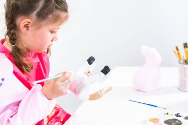 Küçük kız COVID-19 salgınında evde uzaktan öğrenim için sanat projesi üzerinde çalışıyor..