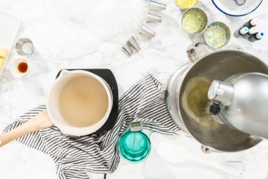 İtalyan tereyağlı kremalı pasta pişiriyorum..