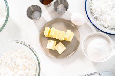 Mutfak tezgahında hindistan cevizli kurabiye pişirmek için..