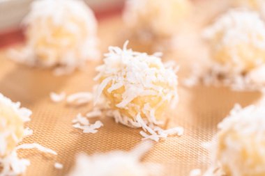 Hindistan cevizli kurabiye pişirmek için fırınlanmamış hamur kepçeleri..