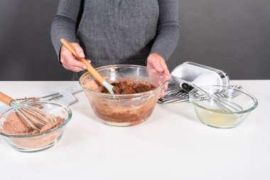 Çikolatalı kurabiye pişirmek için karışımı bir bardakta karıştırıyorum..