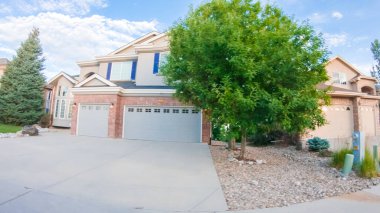 Bir yaz sabahı tipik bir banliyö mahallesi manzarası.