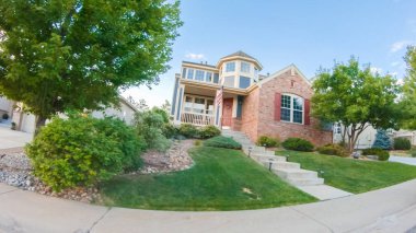 Bir yaz sabahı tipik bir banliyö mahallesi manzarası.