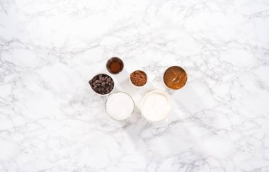 Düz yatıyordu. Ev yapımı çikolatalı dondurma yapmak için mermer tezgahın üzerindeki malzemeler..