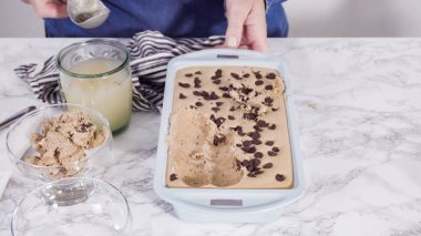 Ev yapımı çikolatalı dondurma, tavada..