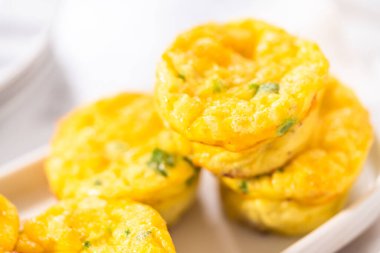 Beyaz servis tabağında pastırmalı peynirli kek..