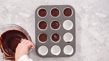 Düz yatıyordu. Adım adım. Kek kuyruğuna çikolatalı kek hamuru atmak..