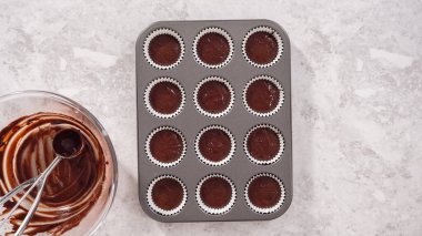 Düz yatıyordu. Adım adım. Kek kuyruğuna çikolatalı kek hamuru atmak..