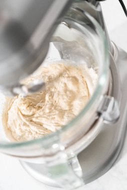 Vatansever tarçınlı hamur pişirmek için mutfak mikserinde ekmek hamuru hazırlıyorum..