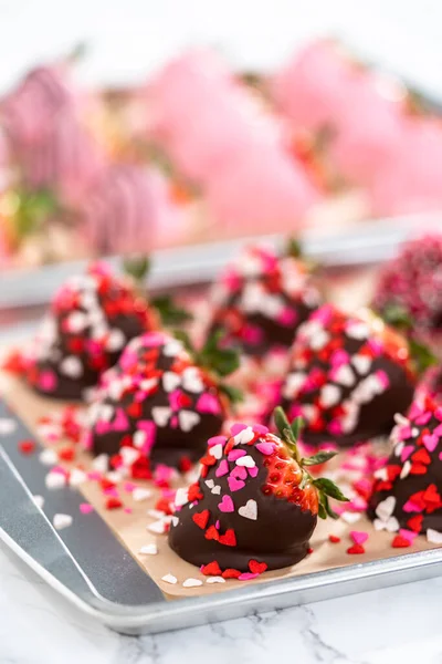 Chokladdoppade Jordgubbar Täckta Med Strössel — Stockfoto