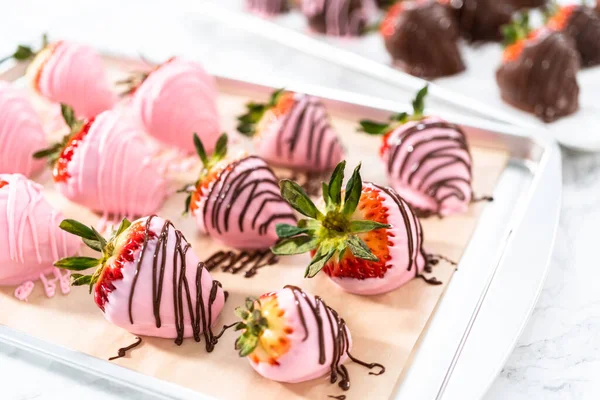 Mit Geschmolzener Schokolade Getränkte Erdbeeren — Stockfoto