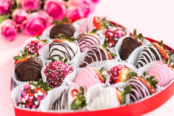 Kalp Şeklinde Bir Kutuda Çikolata Soslu Çilek Çeşitliliği — Stok fotoğraf