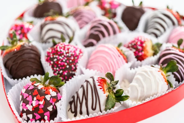 Különböző Csokoládé Mártott Eper Szív Alakú Dobozban — Stock Fotó