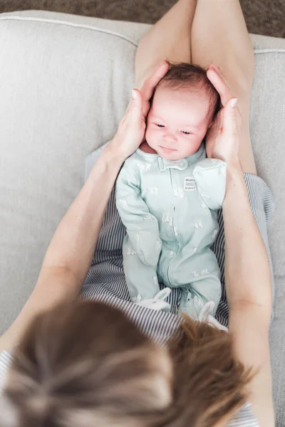Životní Styl Portrétu Mladé Matky Jejího Novorozence Tři Týdny Staré — Stock fotografie