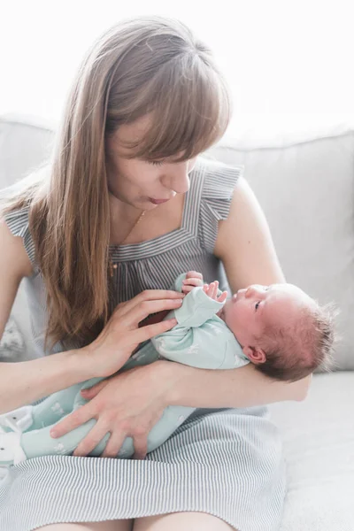 Portrait Style Vie Une Jeune Mère Fille Trois Semaines — Photo