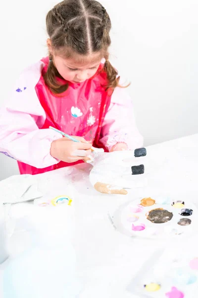 Маленька Дівчинка Працює Над Своїм Мистецьким Проектом Дистанційного Навчання Вдома — стокове фото