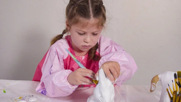 Dziewczynka Maluje Papierową Figurkę Mache Zajęciach Sztuki Domu — Zdjęcie stockowe