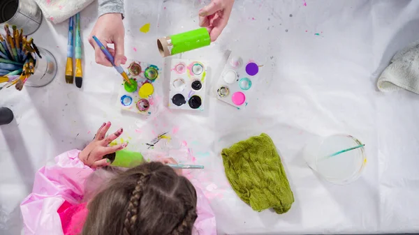 Deitado Papelaria Infantil Pintura Rolos Papel Higiênico Vazios Com Tinta — Fotografia de Stock