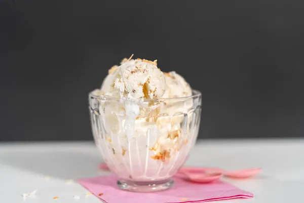 Helado Coco Casero Adornado Con Hojuelas Coco Tostadas Tazón Helado —  Fotos de Stock