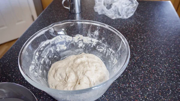 Krok Kroku Pieczenie Chleba Zakwasionego Kuchni Mieszkalnej — Zdjęcie stockowe