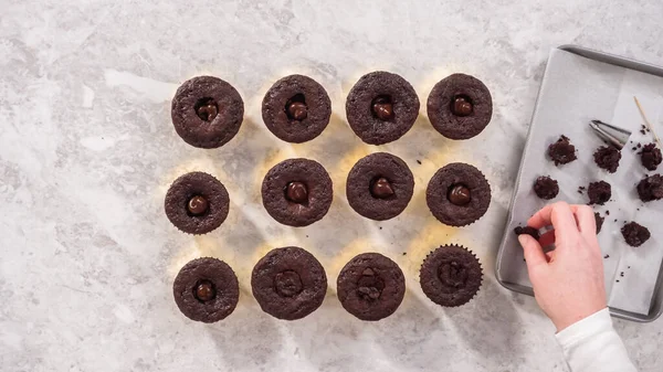Ett Platt Ligg Steg För Steg Fyllning Chokladmuffins Med Choklad — Stockfoto