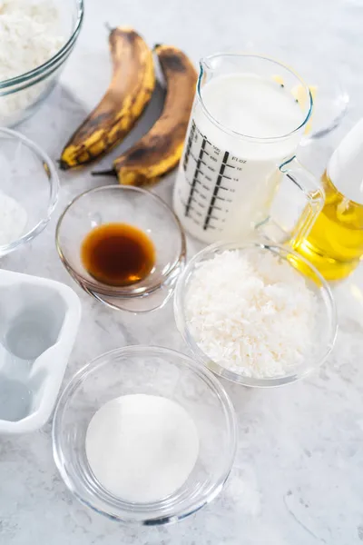 Uppmätta Ingredienser Glas Blandningsskålar För Att Förbereda Kokos Banan Pannkakor — Stockfoto