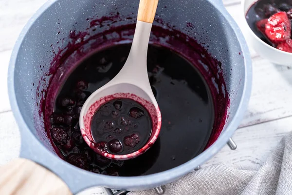 Preparazione Composta Bacche Miste Bacche Congelate Una Pentola Antiaderente — Foto Stock