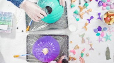 Düz yatıyordu. Adım adım. Cadılar Bayramı için denizkızı tema glitter ile dekorasyon sanat kabaklar.