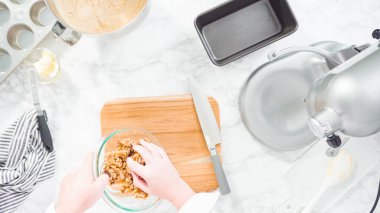 Düz yatıyordu. Adım adım. Mutfak bıçağıyla ahşap kesme tahtasına ceviz kesmek..