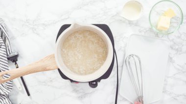 Düz yatıyordu. Adım adım. Pişirme kabında ev yapımı karamel hazırlanıyor.