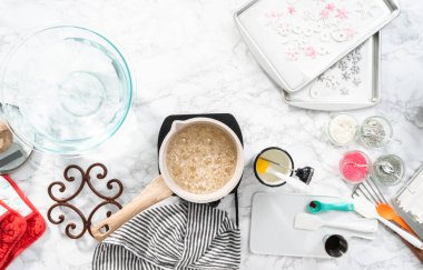 Düz yatıyordu. Ev yapımı lolipop yapmak için tencerede karamelize şeker.