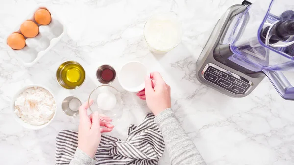 Düz Yatıyordu Krep Hamuru Yapmak Için Elektrikli Blender Karışımı — Stok fotoğraf