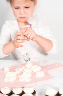 Küçük kız İtalyan tereyağı kreması tatlandırması yapıyor..