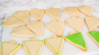 - Adım adım. Buzlu Noel ağacı şekilli şeker kurabiyeleri ve yeşil kraliyet kreması..