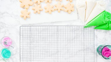 Düz yatıyordu. - Adım adım. Buzlu kar tanesi şekilli şekerli kurabiyeler ve pembe krema..