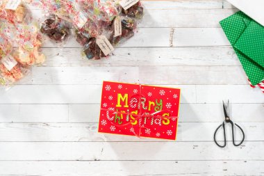 Düz yatıyordu. Hediyeler için ev yapımı zencefilli ekmek ve şeker Noel kurabiyeleri paketliyorum..