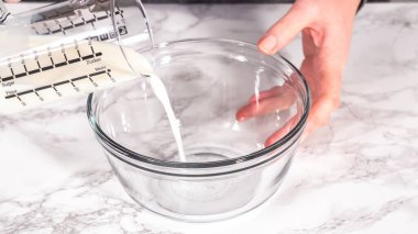 Adım adım. Ev yapımı çörekler pişirmek için malzemeleri karıştırıyorum..