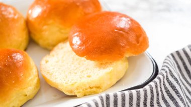 Adım adım. Taze pişmiş çörekler metal servis tepsisinde.