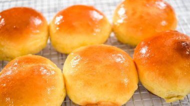 Adım adım. Mutfak rafında taze pişmiş çörekler serinliyor..