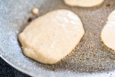 Elektrikli ocakta kefir tabanlı krep pişiriyorum..