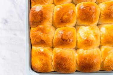 Fırında yeni pişmiş börekler..