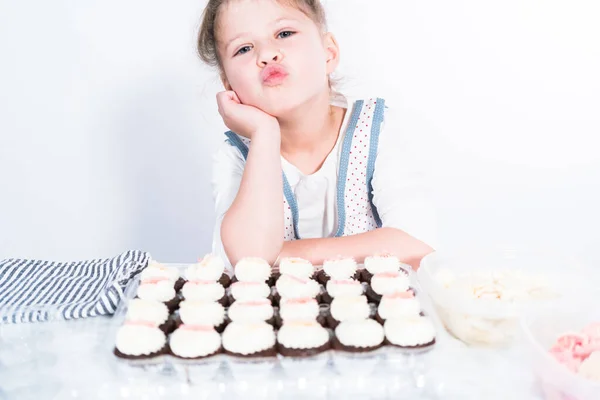Malá Holka Pomáhá Péct Mini Čokoládové Cupcakes Bílou Italskou Máslovou — Stock fotografie