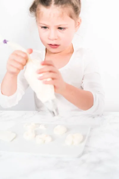 Kleines Mädchen Übt Zuckerguss Italienischer Buttercreme — Stockfoto