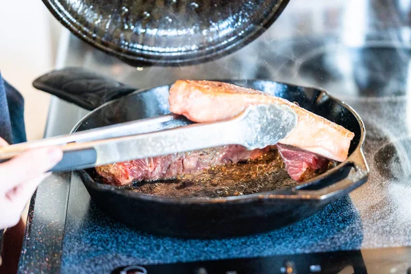 New Yorker Streifensteak Gusseiserner Pfanne Über Dem Elektroherd Braten — Stockfoto