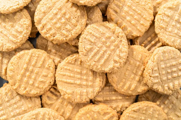 Haufen Frisch Gebackener Erdnussbutter Kekse — Stockfoto